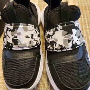 New in box Under Armour Child's Runplay Camo size 13.5 shoes